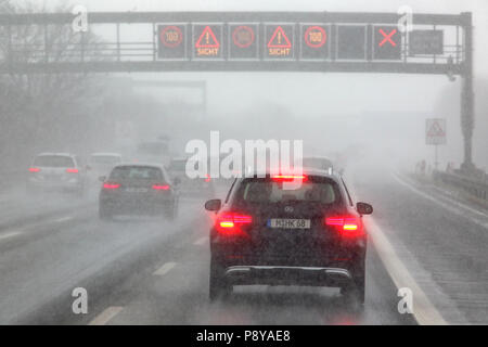 München, Deutschland, schlechte Aussicht auf der Autobahn A8 in Schneefall Stockfoto