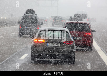 München, Deutschland, schlechte Aussicht auf der Autobahn A8 in Schneefall Stockfoto