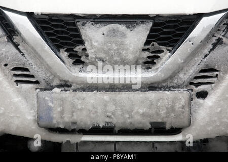 München, Deutschland, Nummernschild eines Autos ist im Schnee Stockfoto