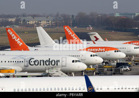 Berlin, Deutschland, Maschinen der Airlines easyJet und Condor auf dem Vorfeld des Flughafens Berlin-Tegel. Stockfoto