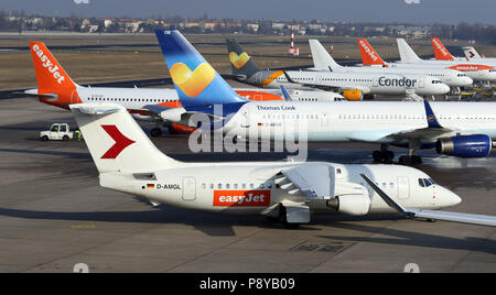 Berlin, Deutschland, Maschinen der Airlines easyJet und Condor auf dem Vorfeld des Flughafens Berlin-Tegel. Stockfoto