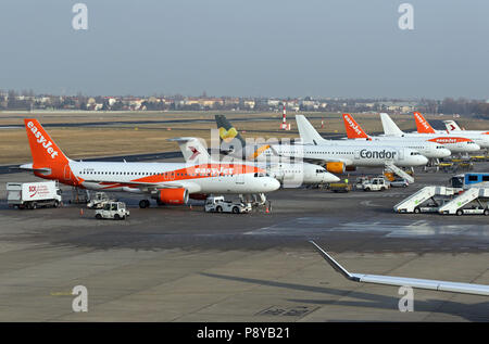 Berlin, Deutschland, Maschinen der Airlines easyJet und Condor auf dem Vorfeld des Flughafens Berlin-Tegel. Stockfoto