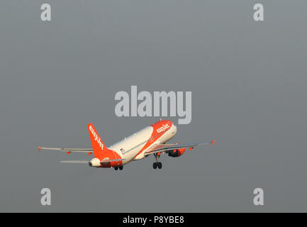 Berlin, Deutschland, Airbus A320 der Fluggesellschaft easyJet nach dem Start Stockfoto