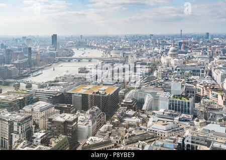 Weitwinkel Luftaufnahme von London mit vielen berühmten Gebäuden, Brücken und die Themse Stockfoto