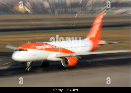 Berlin, Deutschland, Dynamik, Airbus A320 der Fluggesellschaft easyJet auf dem Vorfeld des Flughafens Berlin-Tegel. Stockfoto