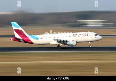 Berlin, Deutschland, Airbus A320 der Fluggesellschaft Eurowings auf der Landebahn des Flughafens Berlin-Tegel. Stockfoto