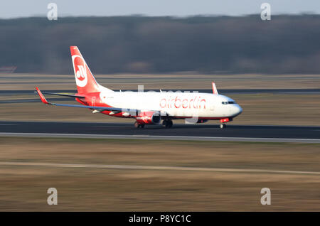 Berlin, Deutschland, Boeing 737-800 der insolventen Fluggesellschaft Air Berlin auf der Landebahn des Flughafens Berlin-Tegel. Stockfoto