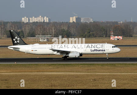 Berlin, Deutschland, Airbus A321 der Fluggesellschaft Lufthansa Star Alliance auf der Landebahn des Flughafens Berlin-Tegel. Stockfoto