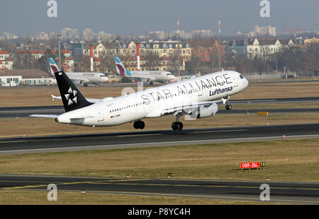 Berlin, Deutschland, Airbus A321 der Fluggesellschaft Lufthansa Star Alliance an der Take-off vom Flughafen Berlin-Tegel Stockfoto