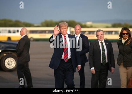 US-Präsident Donald Trump und seine Frau Melania sind Willkommen von schottischen Sekretär David Mundell (Zweiter von rechts), wie sie auf der Air Force One in Prestwick Flughafen in Cochin ankommen, en Route für Turnberry, wo sie erwartet werden über das Wochenende zu bleiben. Stockfoto