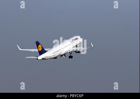 Berlin, Deutschland, Airbus A320 der Fluggesellschaft Lufthansa nach dem Start Stockfoto