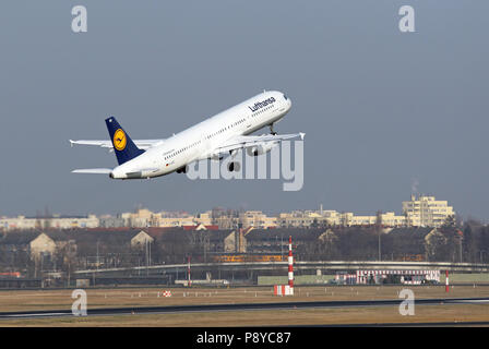 Berlin, Deutschland, Airbus A321 der Fluggesellschaft Lufthansa am take-off vom Flughafen Berlin-Tegel Stockfoto