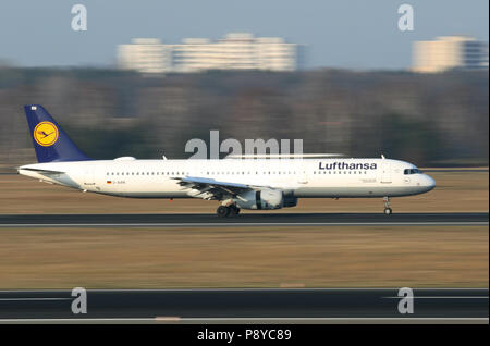 Berlin, Deutschland, Airbus A321 der Lufthansa auf der Landebahn des Flughafens Berlin-Tegel. Stockfoto