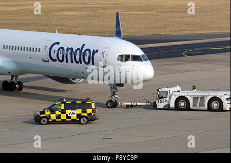 Berlin, Deutschland, Boeing 757-330 der Condor Fluggesellschaft wird von einem Push-back-Fahrzeug bewegt Stockfoto