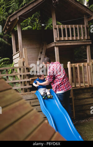 Vater mit seinem Sohn im Garten Stockfoto