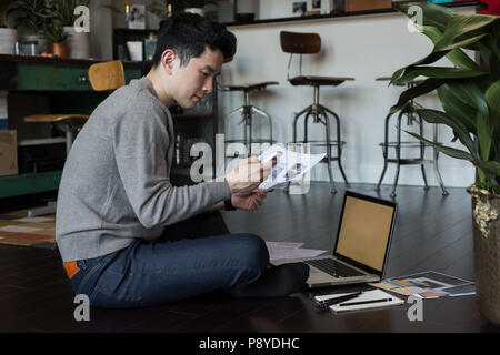 Mann, der an einem Projekt arbeiten zu Hause Stockfoto