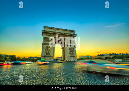 Arch de Triumph. Triumphbogen am westlichen Ende der Champs Elysees in der Mitte des Place Charles de Gaulle in Paris bei Sonnenuntergang mit dem Auto Verkehr. Paris, Hauptstadt von Frankreich in Europa. Stockfoto