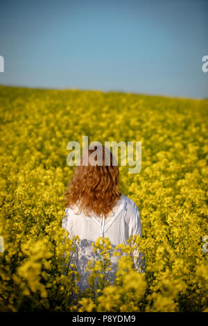 Frau, die in den Senf Feld Stockfoto
