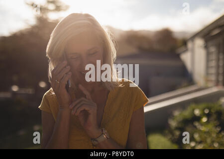 Ältere Frau am Handy Stockfoto