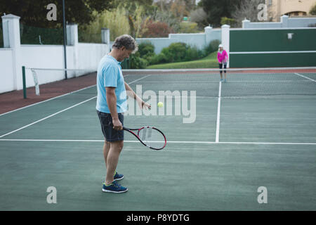 Älteres paar Tennis spielen Stockfoto