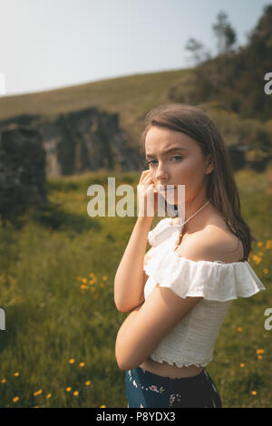 Schönen Frau auf einer Wiese Stockfoto