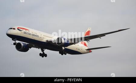 Einen British Airways Boeing 787-9 Dreamliner Ansätze Landebahn 27R in London Heathrow Stockfoto
