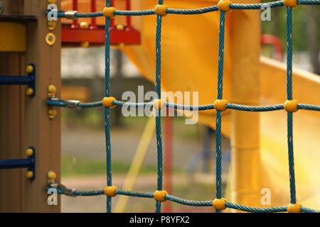 Gitterzaun aus dem Seil im Kinderspielzimmer Stockfoto