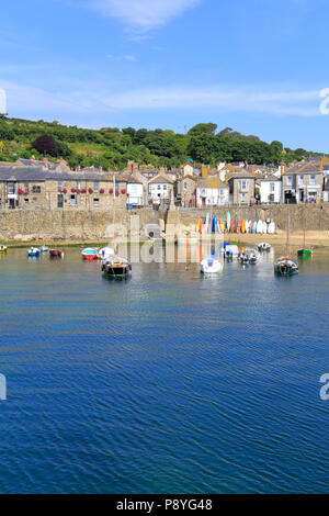 Boote im Mousehole Harbour, Cornwall, England, Großbritannien. Stockfoto