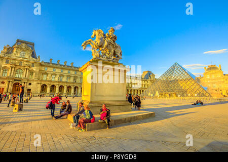 Paris, Frankreich, 1. Juli 2017: Leitung kopieren von Bernini Reiterstandbild von König Ludwig XIV. auf dem Platz des Louvre Palast, der von der Denon Flügel mit dem Meisterwerk von Leonardo da Vinci Mona Lisa. Stockfoto