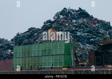 Hamburg, Deutschland - 23. Februar 2014: Blick auf Massengüter Terminal der European Metal Recycling in Rosshaven im Hamburger Hafen am Tag. Bestimmt Korn. Stockfoto