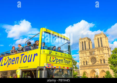 Paris, Frankreich, 2. Juli 2017: Touristische Bus Hop-On Hop-Off Tour in der Nähe von Notre Dame de Paris. Erkunden top Sehenswürdigkeiten in Paris. Schönen sonnigen Tag im blauen Himmel. Zentrale Fassade mit Türmen und gotischen Rosetten Stockfoto