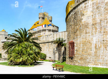 Schloss von Herzogin Anne de Bretagne in der Altstadt von Saint-Malo, Frankreich, mit dem donjon herausragt, über den Wall und Fahnen in den Wind. Stockfoto