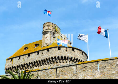 Der donjon von Herzogin Anna von der Bretagne Burg in Saint-Malo, Frankreich, mit Flagge weht im Wind, zusammen mit dem Bretonischen und französische Fahnen Stockfoto