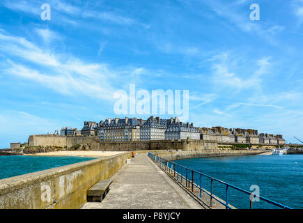 Allgemeine Ansicht der ummauerten Stadt Saint-Malo, Frankreich, mit Granit Wohngebäude ragt über den Wall unter einem blauen Himmel. Stockfoto