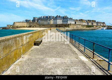 Allgemeine Ansicht der ummauerten Stadt Saint-Malo, Frankreich, mit Granit Wohngebäude ragt über den Wall unter einem blauen Himmel. Stockfoto