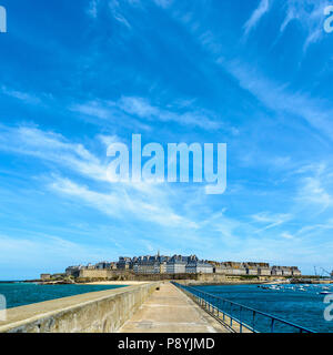 Allgemeine Ansicht der ummauerten Stadt Saint-Malo, Frankreich, mit Granit Wohngebäude ragt über den Wall unter einem blauen Himmel. Stockfoto