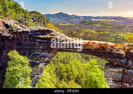 Prebischtor - brana, rock Tor, das Denkmal im Nationalpark Böhmische Schweiz, nördlich von der Tschechischen Republik, 150 km nördlich von Prag. Stockfoto