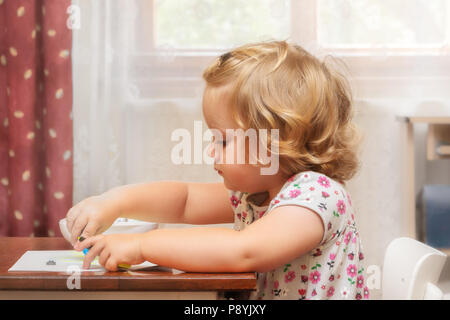 Soft Porträt von zwei Jahren blonde Kind, Mädchen malen auf dem Papier. Familie leben. Stockfoto