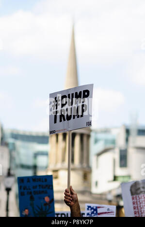 Ein Post sagt Donald Trump ist während des Protestes. Protest gegen US-Präsident Donald Trump Besuch in Großbritannien am zweiten Tag der Aufenthalt im Land. Stockfoto