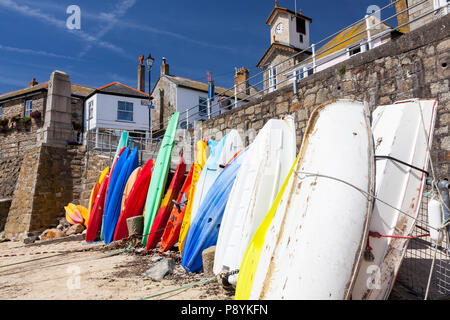 Kajaks und Boote im Hafen von Mousehole in der Nähe von Penzance Cornwall England UK Europa Stockfoto