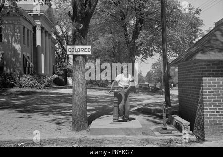 Junge an der Trinkbrunnen mit Vorzeichen "gefärbt" auf County Courthouse Rasen, Halifax, North Carolina, USA, John Vachon, Farm Security Administration, April 1938 Stockfoto