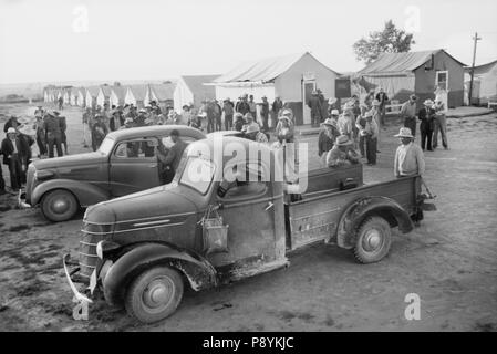 Japanisch-amerikanischen Landarbeiter Vorbereitung der Farm Security Administration (FSA) Mobile Camp zu Arbeiten in Bereichen, Nyssa, Oregon, USA, Russell Lee, Farm Security Administration, Juli 1942 verlassen Stockfoto