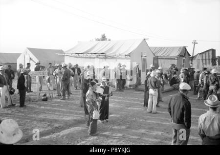 Japanisch-amerikanischen Landarbeiter Vorbereitung der Farm Security Administration (FSA) Mobile Camp zu Arbeiten in Bereichen, Nyssa, Oregon, USA, Russell Lee, Farm Security Administration, Juli 1942 verlassen Stockfoto