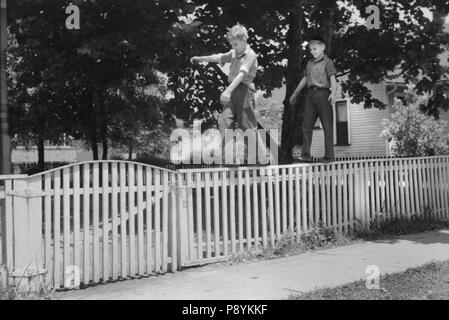 Zwei Jungen gehen auf Lattenzaun, Washington, Indiana, John Vachon, Farm Security Administration, Juli 1941 Stockfoto