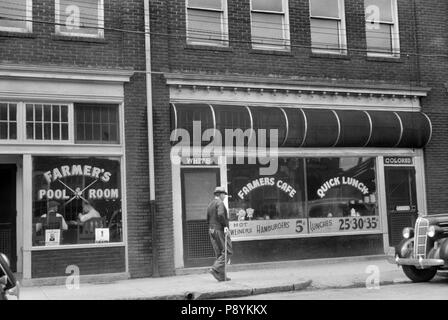 Café mit zwei Eingängen, die die Bezeichnung "Weiß", "gefärbt", Durham, North Carolina, USA, Jack, Delano, Office of War Information, Mai 1940 Stockfoto