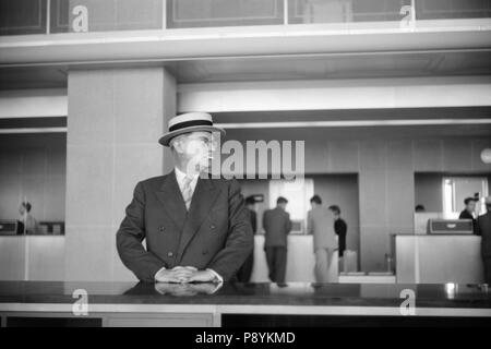 Personen, die sich in der Lobby des Municipal Airport, Washington DC, USA, Jack, Delano, Farm Security Administration, Juli 1941 Stockfoto