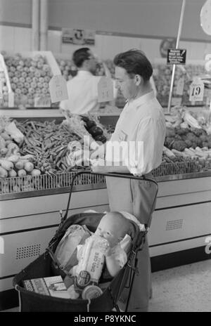 Mann mit Kind Shopping in Kooperativen Store, Greenbelt, Maryland, USA, Marion Post Wolcott, Farm Security Administration, September 1938 Stockfoto
