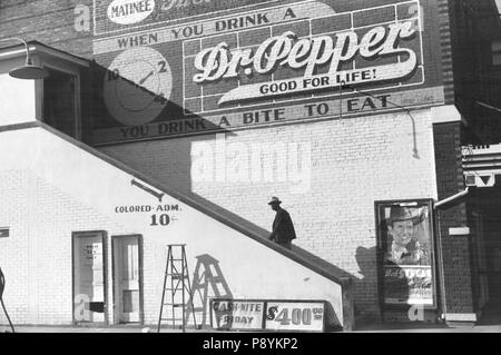 Mann, Aufsteigend, Treppe zu "gefärbt" Eingang des Crescent Theater, Belzoni, Mississippi, USA, Marion Post Wolcott, Farm Security Administration, Oktober 1939 Stockfoto