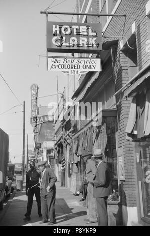 Hotel Clark mit Zeichen "Der beste Service für farbige Nur', Beale Street, gesäumt mit Pfandleihhaus und gebrauchte Kleidung Geschäfte, Memphis, Tennessee, USA, Marion Post Wolcott, Farm Security Administration, Oktober 1939 Stockfoto