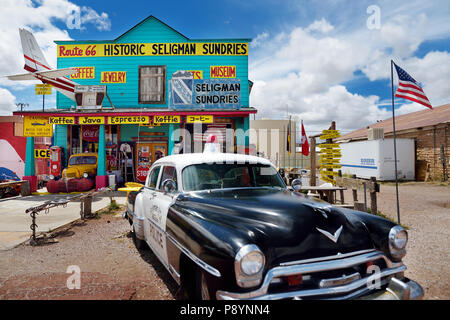 SELIGMAN, Arizona, USA - Mai 1, 2016: Bunte Route 66 Dekorationen in Seligman Historic District. Seligman war auf der ursprünglichen US-Route 66 bis ich Stockfoto